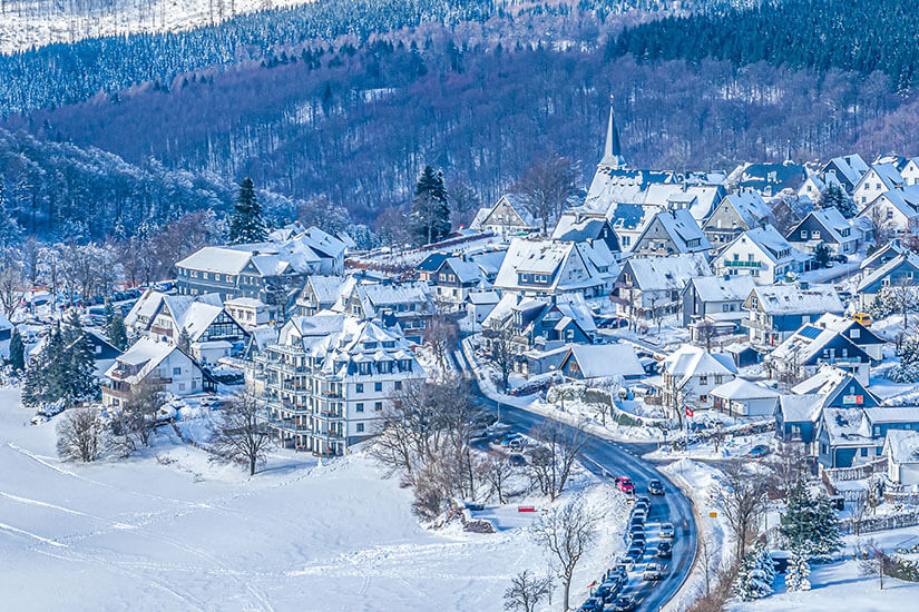 Die Stadt Winterberg im verschneiten Winterkleid ist zu sehen. Winterberg Sauerland Winter
