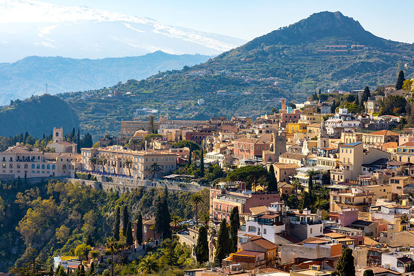 Die Stadt Taormina in den Bergen ist zu sehen. White Lotus Drehorte Taormina