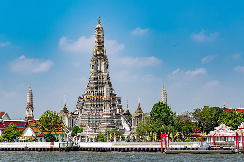 Der Tempel Wat Arun thront über dem Fluss in Bangkok. White Lotus Drehorte Wat Arun