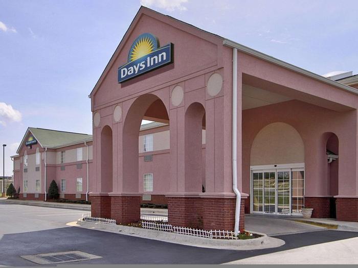 Hotel Days Inn & Suites by Wyndham Huntsville - Bild 1